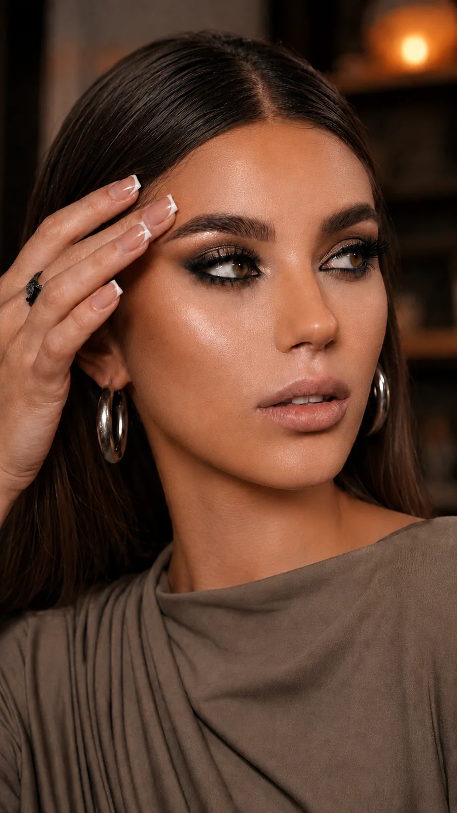 Вечерний glam-образ с акцентом на макияж и дорогую бьюти-подачу — Промпт