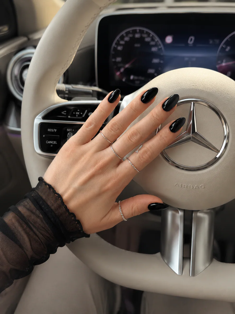 Чёрный маникюр на руле Mercedes — Промпт
